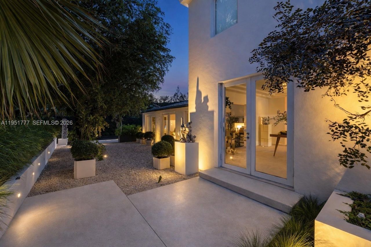 3325 Pine Tree Dr, Miami Beach, FL 33140 Photo