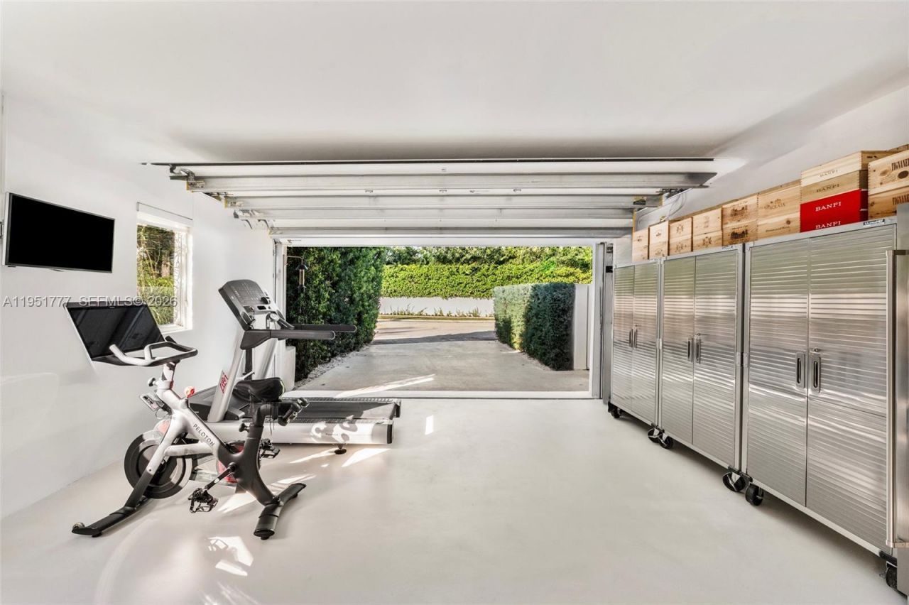 3325 Pine Tree Dr, Miami Beach, FL 33140 Photo