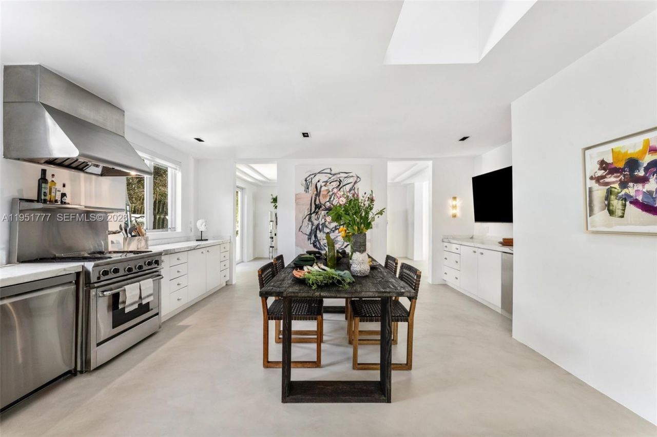 3325 Pine Tree Dr, Miami Beach, FL 33140 Photo