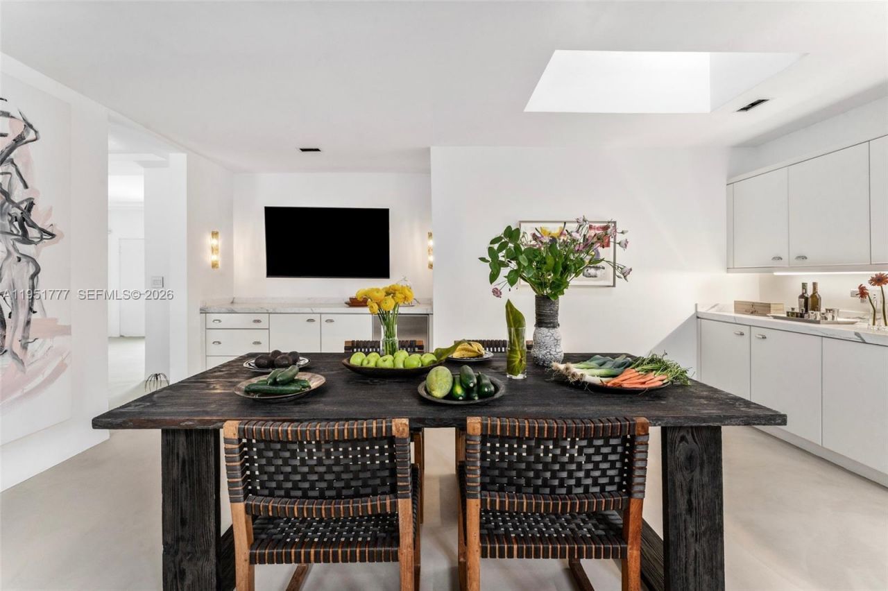 3325 Pine Tree Dr, Miami Beach, FL 33140 Photo