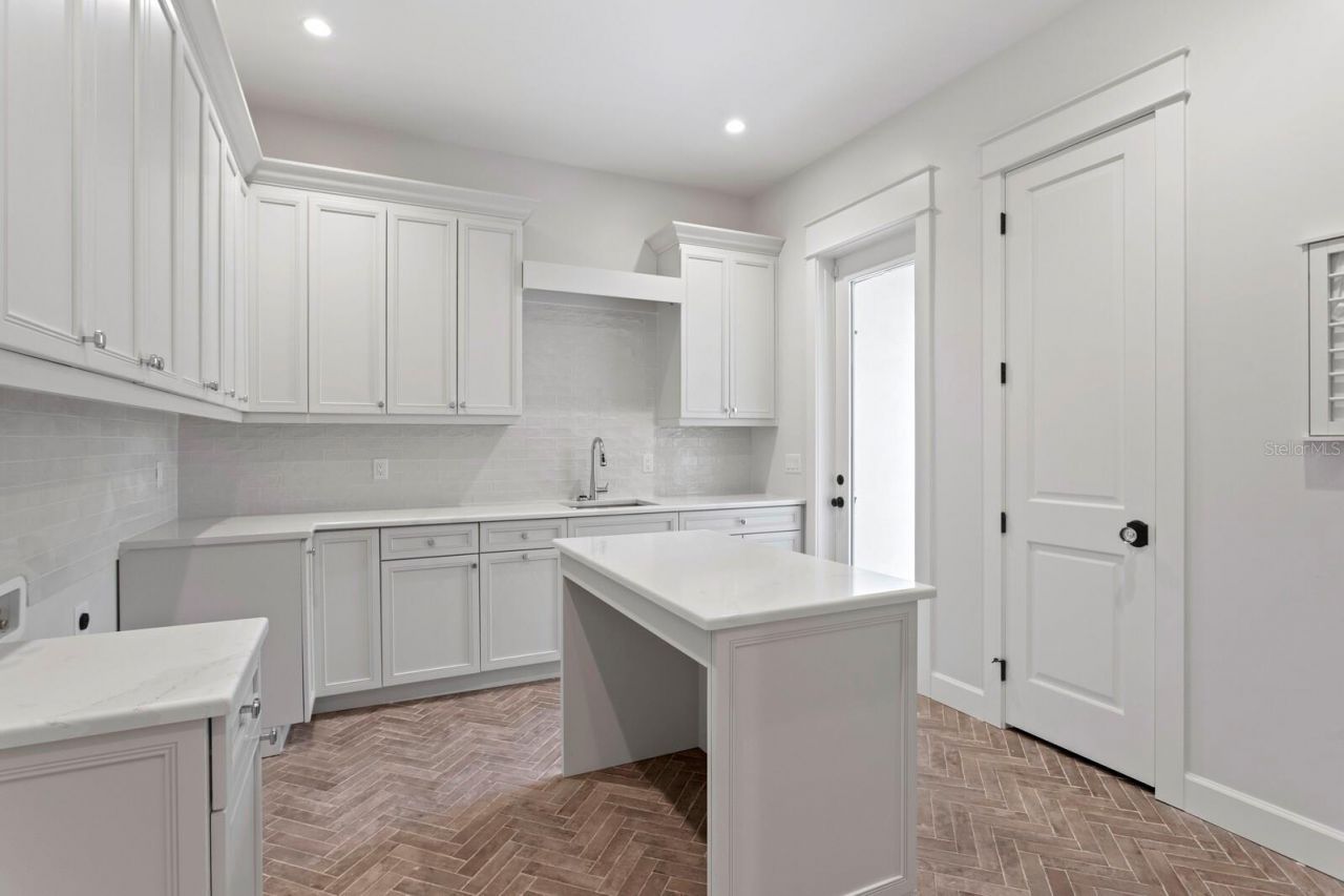 4536 W Swann Avenue, Tampa, FL 33609 Photo