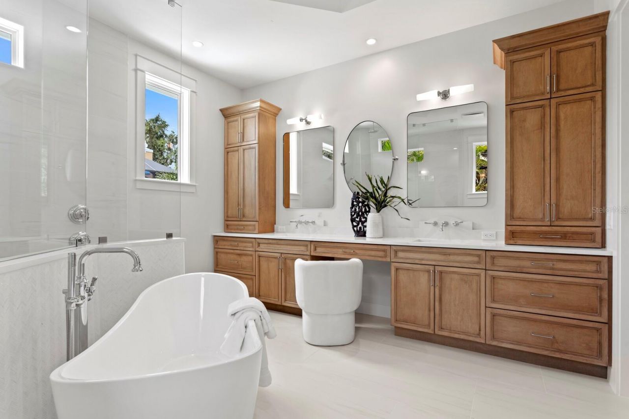 4536 W Swann Avenue, Tampa, FL 33609 Photo