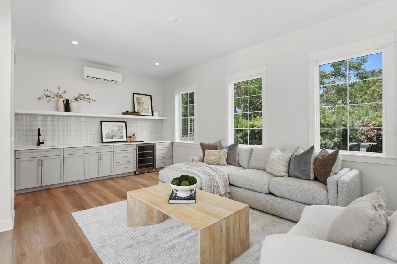 4536 W Swann Avenue, Tampa, FL 33609 Photo