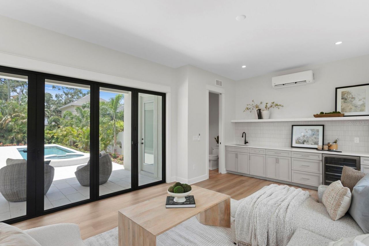 4536 W Swann Avenue, Tampa, FL 33609 Photo