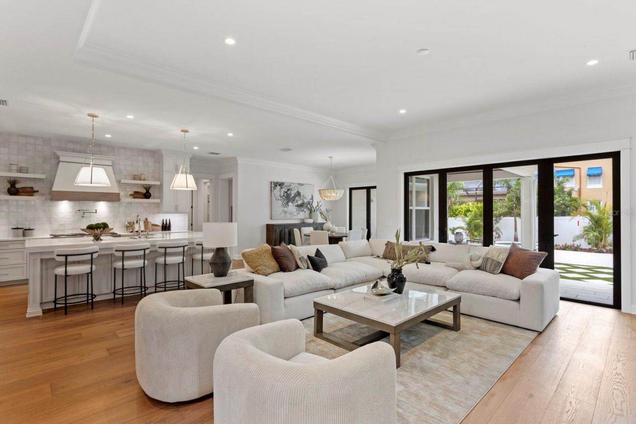 4536 W Swann Avenue, Tampa, FL 33609 Photo