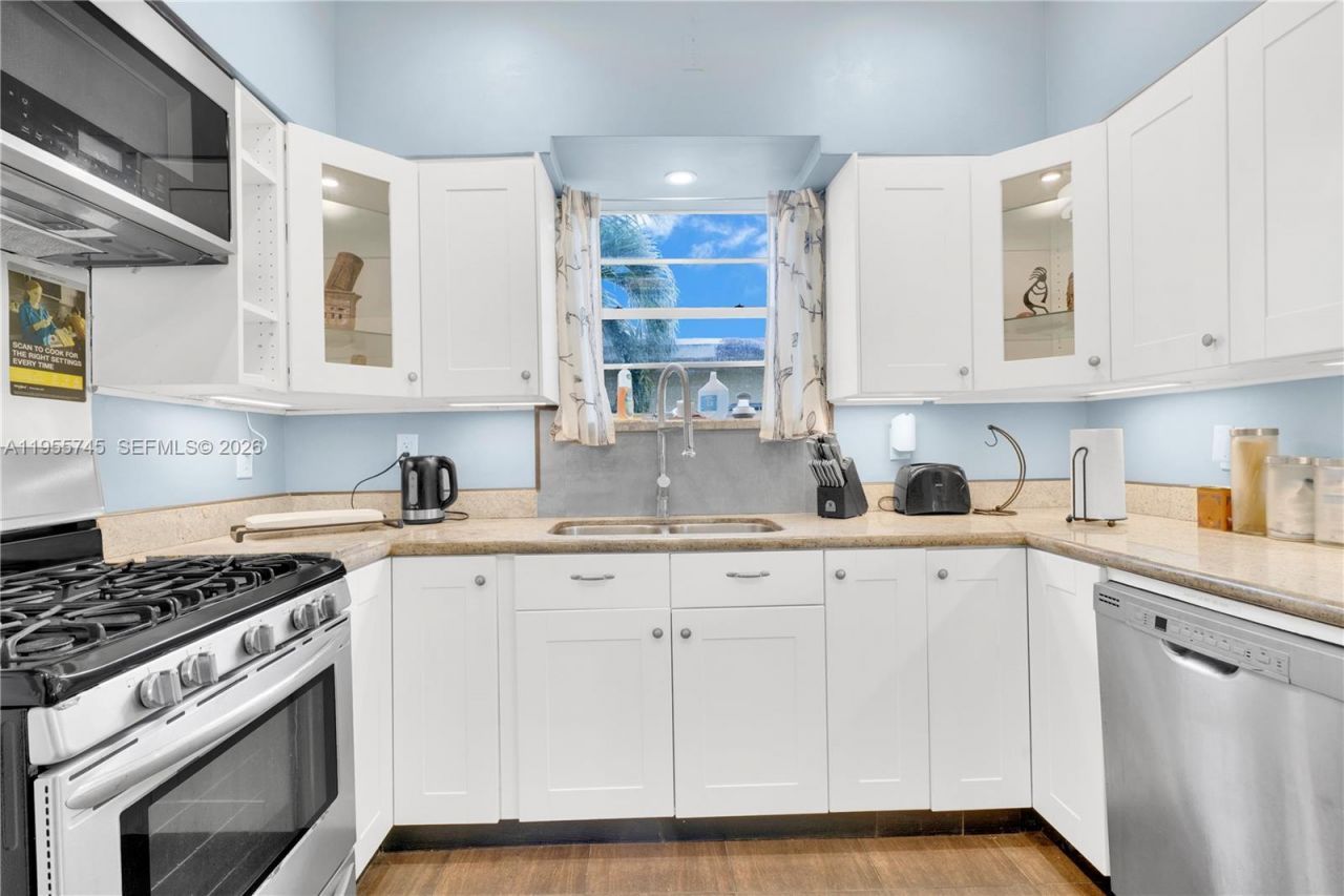 200 S Shore Dr, Unit 12, Miami Beach, FL 33141 Photo