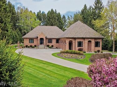 4525 Mapleton Drive, Genoa Twp, MI 48843