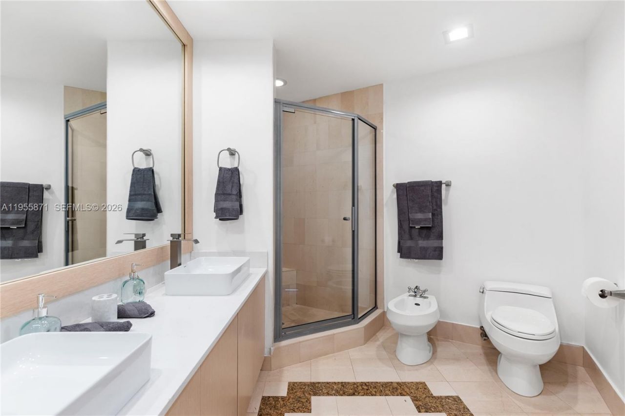 300 S Pointe Dr, Unit 907, Miami Beach, FL 33139 Photo