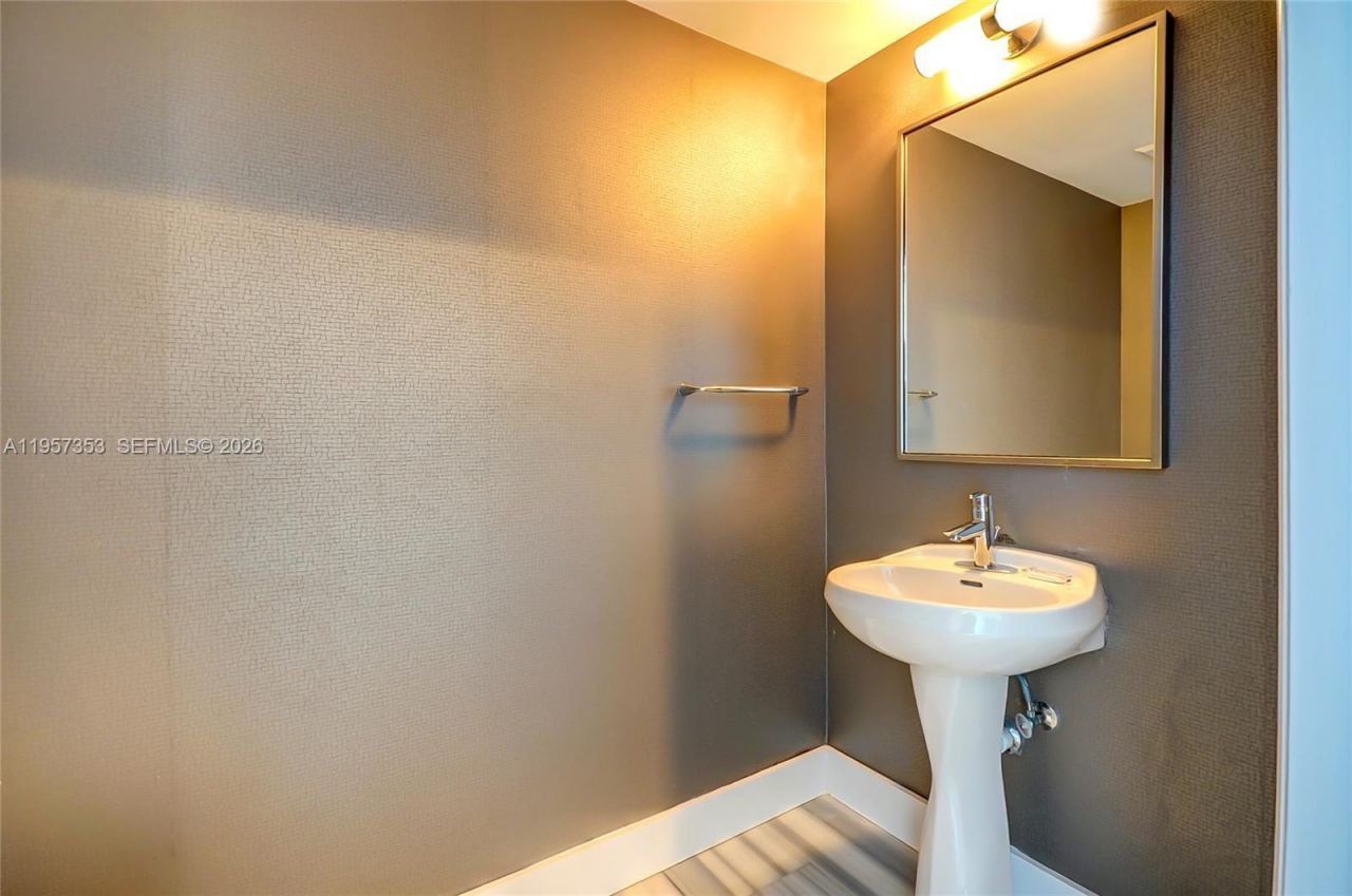 60 SW 13th St, Unit 3004, Miami, FL 33130 Photo