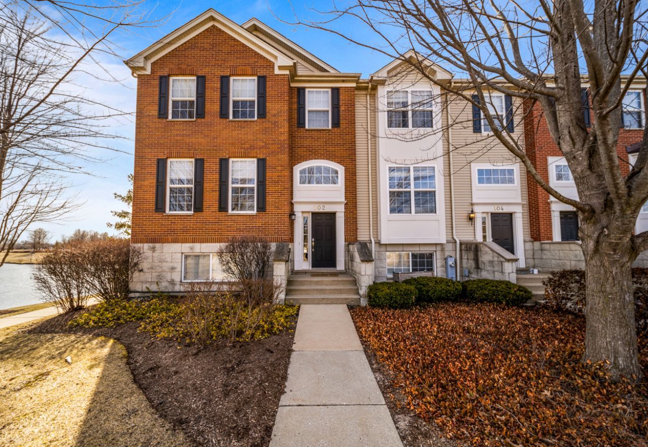 102 Town Center Boulevard, Gilberts, IL 60136 Main Photo