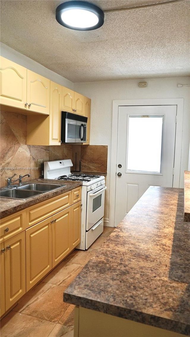 20311 NE 2nd Ave, Unit 27, Miami, FL 33179 Photo