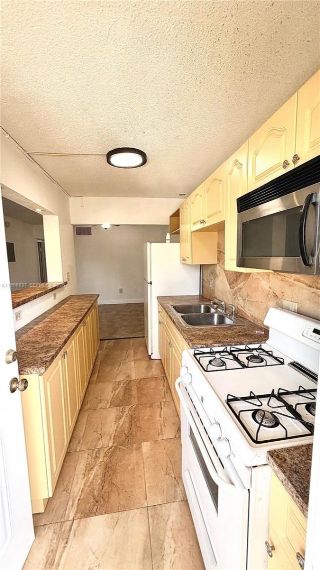 20311 NE 2nd Ave, Unit 27, Miami, FL 33179 Photo