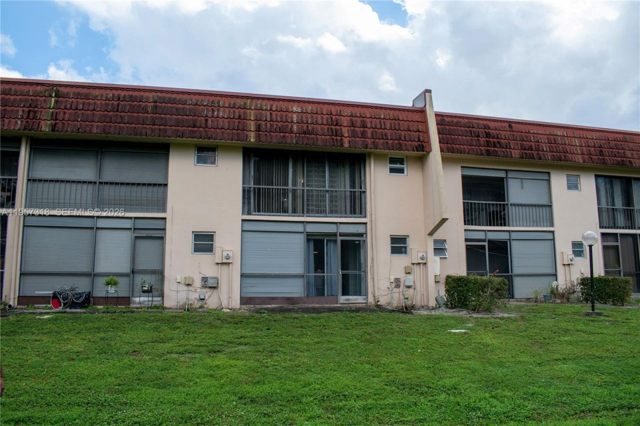 4144 Inverrary Dr, Unit 15G, Lauderhill, FL 33319 Photo