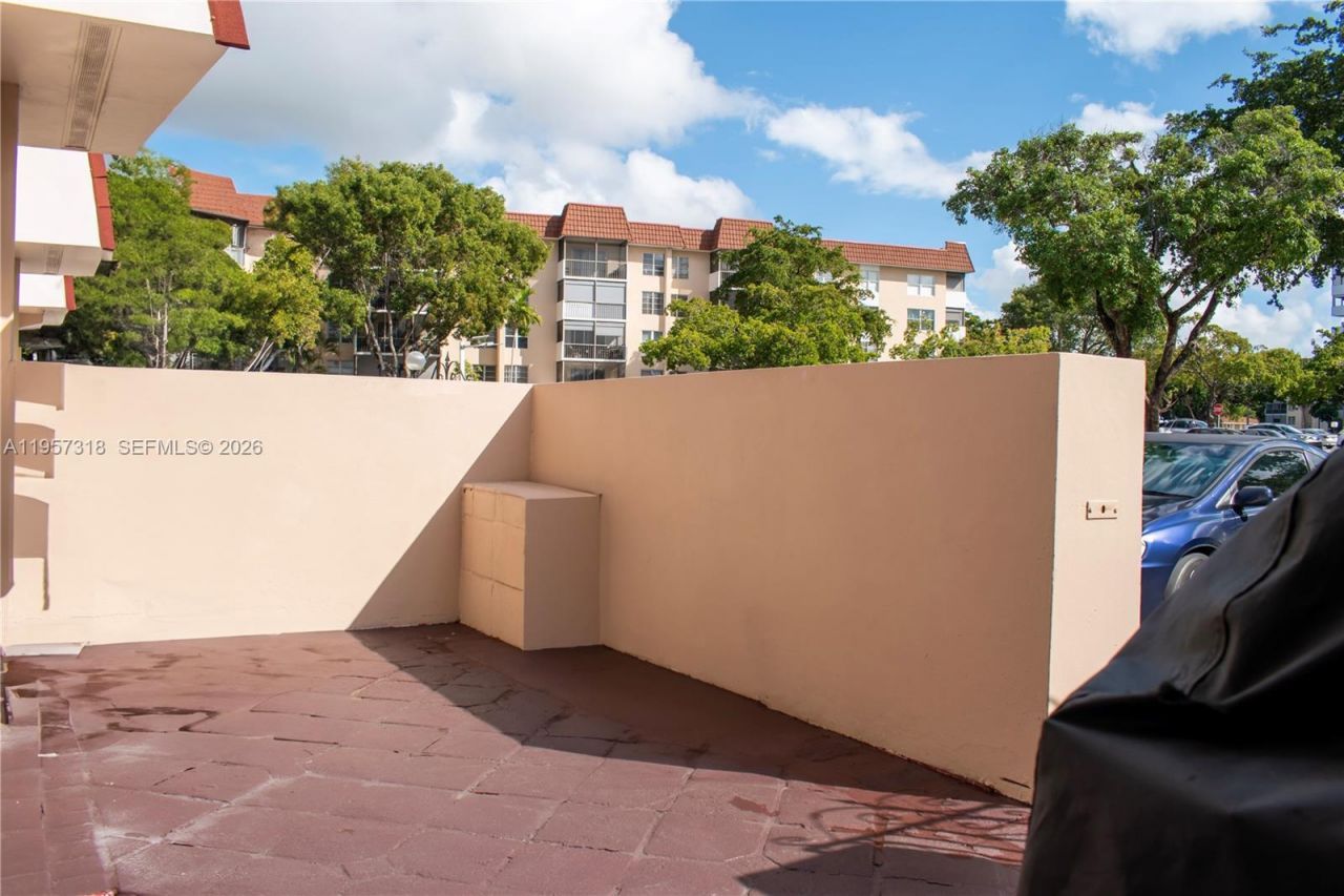 4144 Inverrary Dr, Unit 15G, Lauderhill, FL 33319 Photo