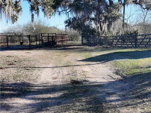 3382 E FM 1961, Goliad, TX 77963