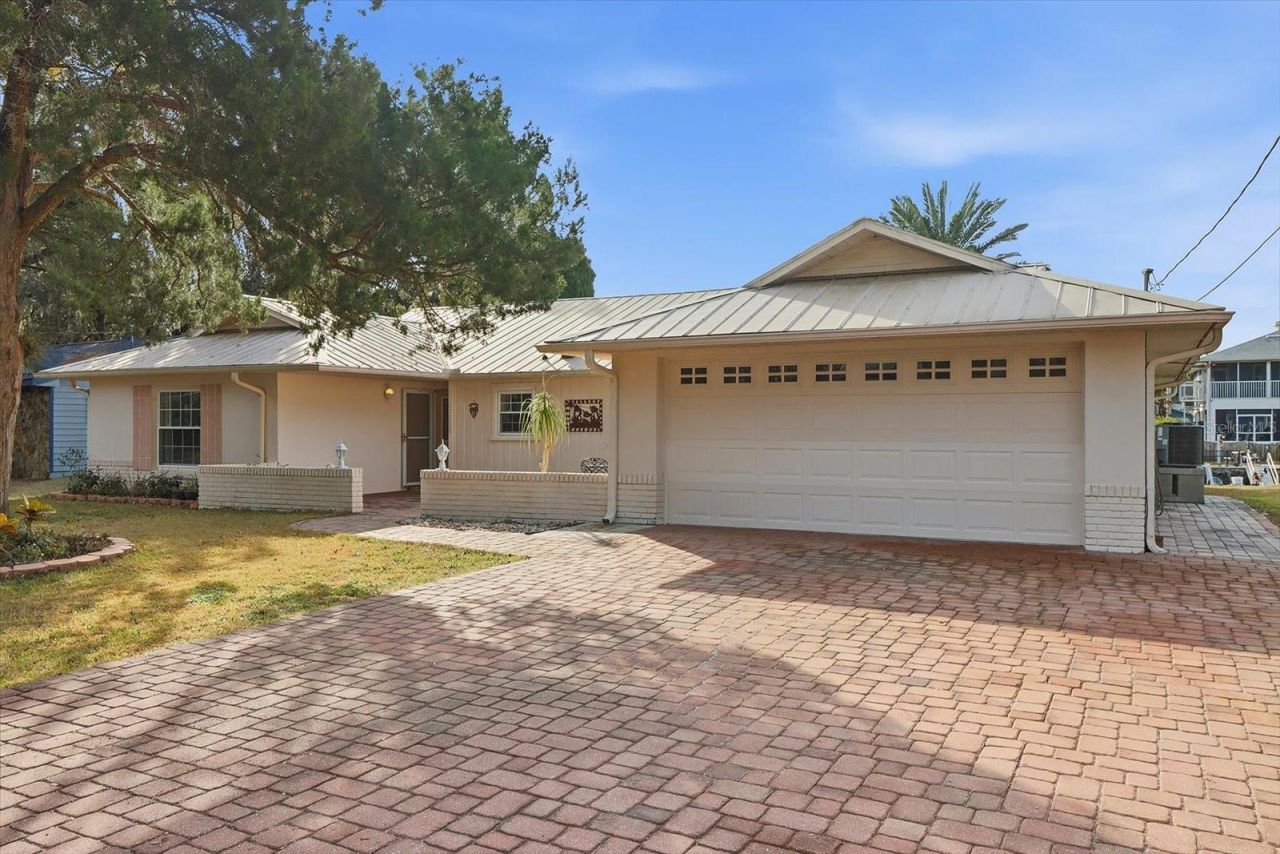 11290 W Amerindian Court, Crystal River, FL 34429 Main Photo