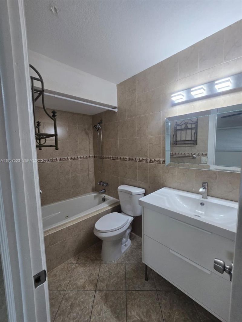 5151 W Oakland Park Blvd , Unit 303, Lauderdale Lakes, FL 33313 Photo