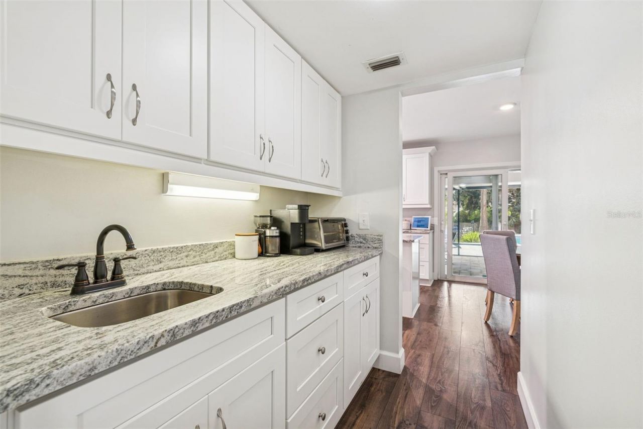 11713 Phoenix Circle, Tampa, FL 33618 Photo