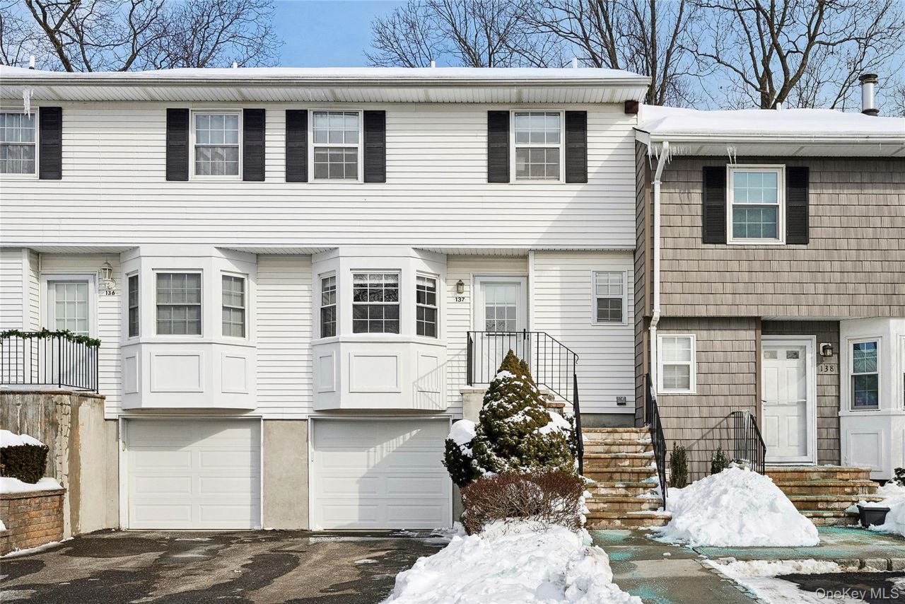 137 Woodlake Drive W, Woodbury, NY 11797 Main Photo