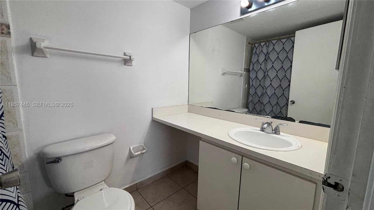 666 W 81st St , Unit 304, Hialeah, FL 33014 Photo