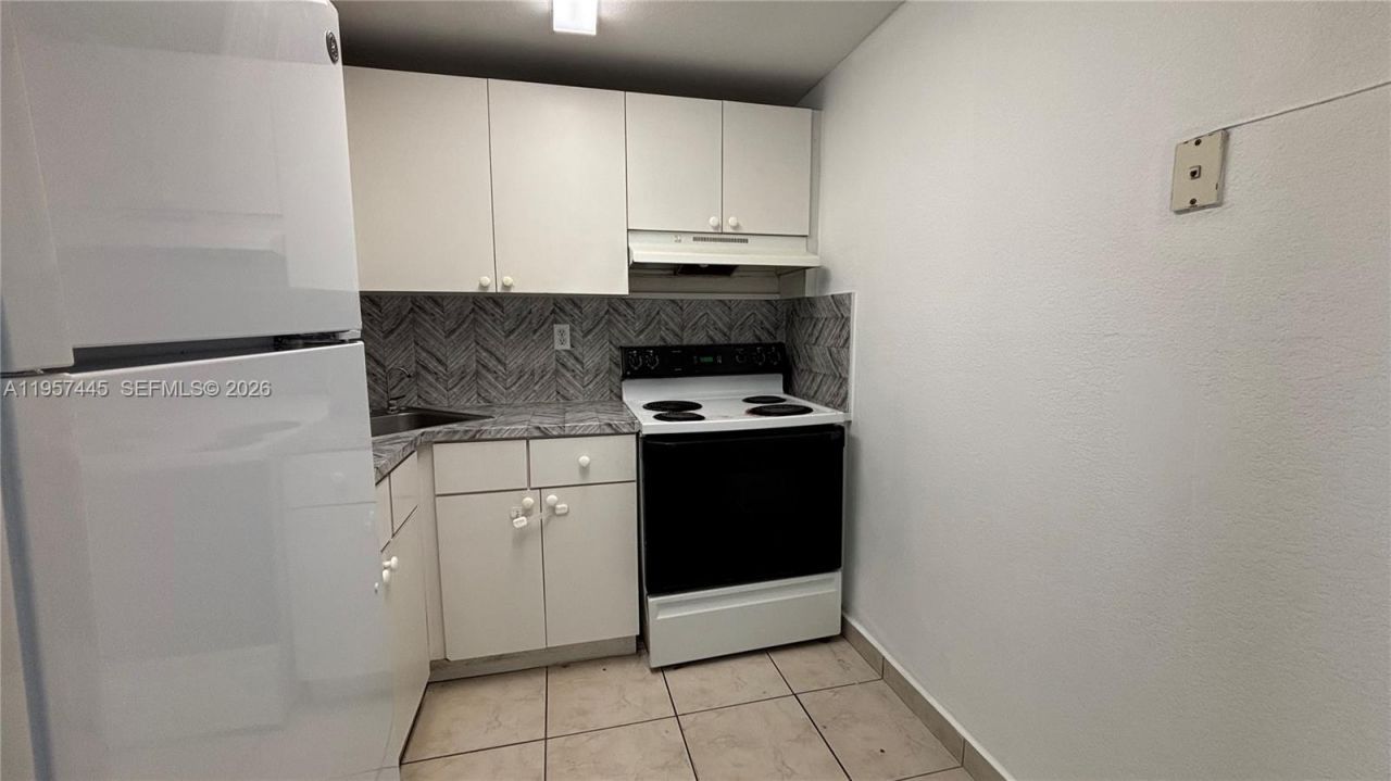 666 W 81st St , Unit 304, Hialeah, FL 33014 Photo