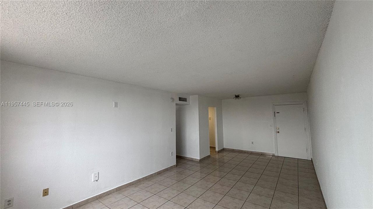 666 W 81st St , Unit 304, Hialeah, FL 33014 Photo