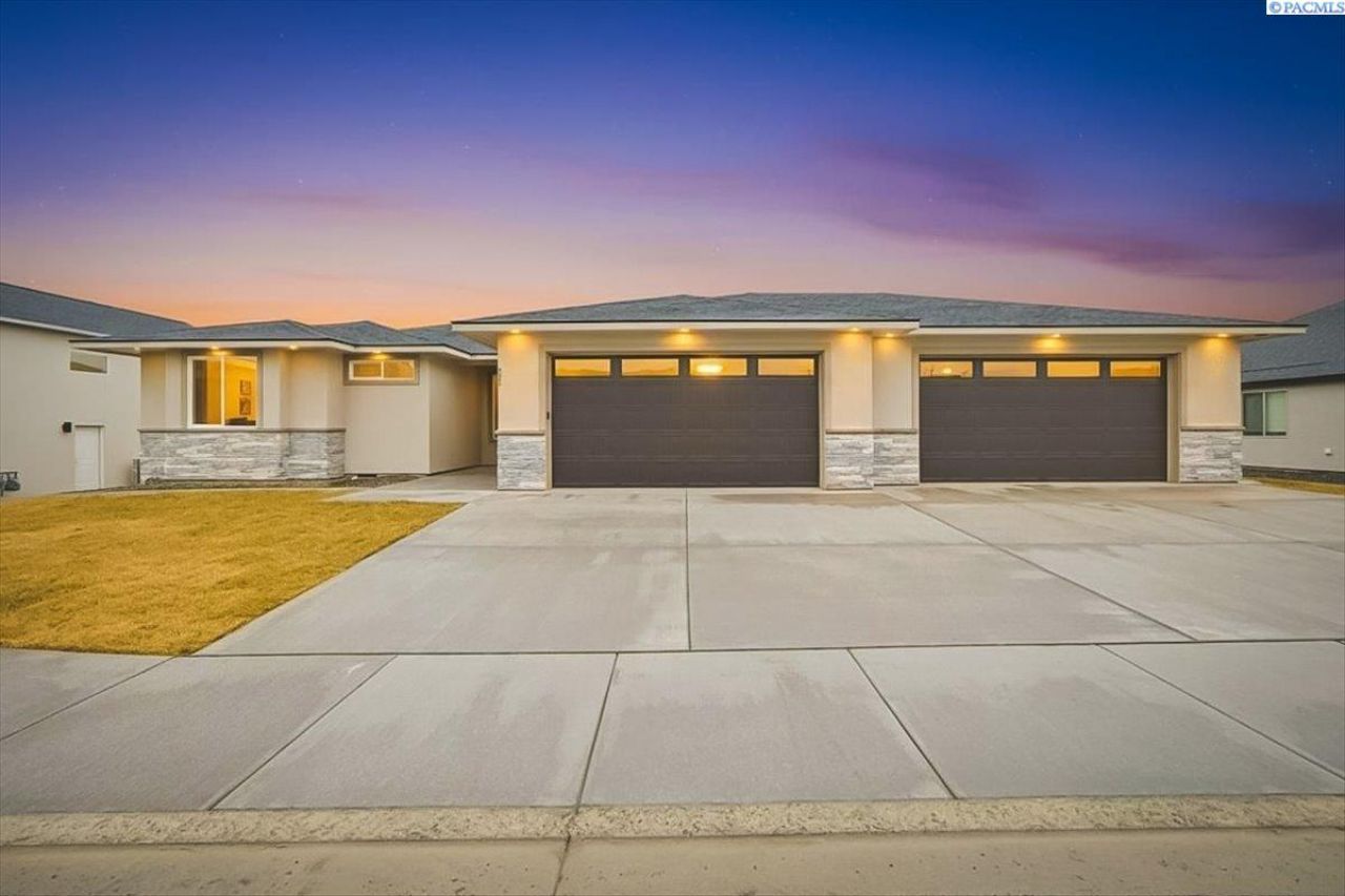 825 Thebes St, West Richland, WA 99353 Main Photo