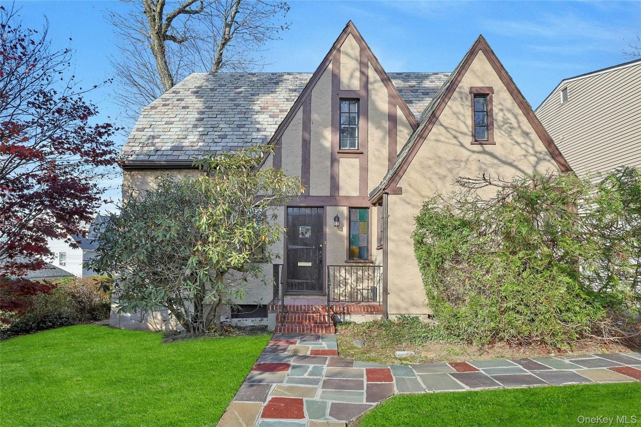 19 Surrey Lane, Yonkers, NY 10710 Main Photo