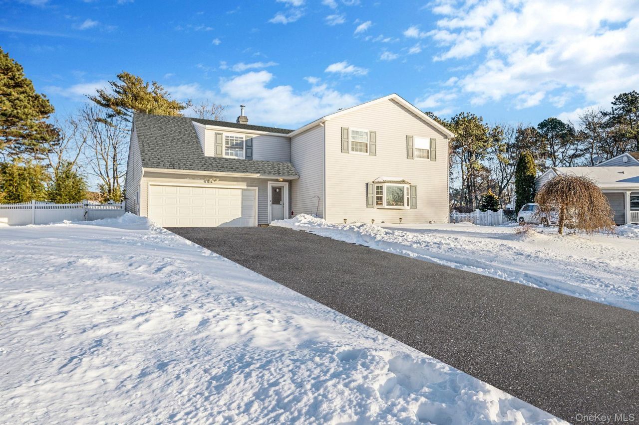 9 Norway Pine Drive, Medford, NY 11763 Main Photo