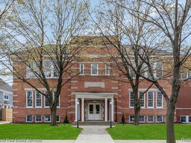 389 Saint Clair Avenue, Grosse Pointe, MI 48230