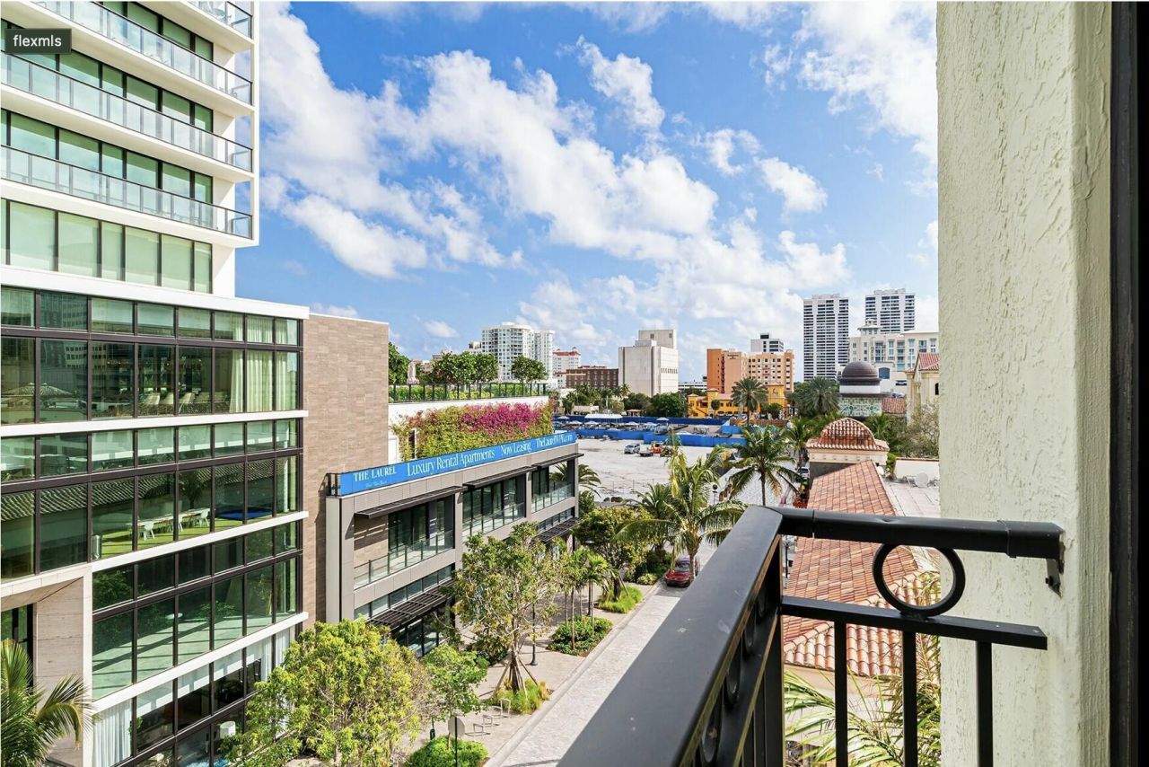 630 S Sapodilla Avenue, Unit 533, West Palm Beach, FL 33401 Photo