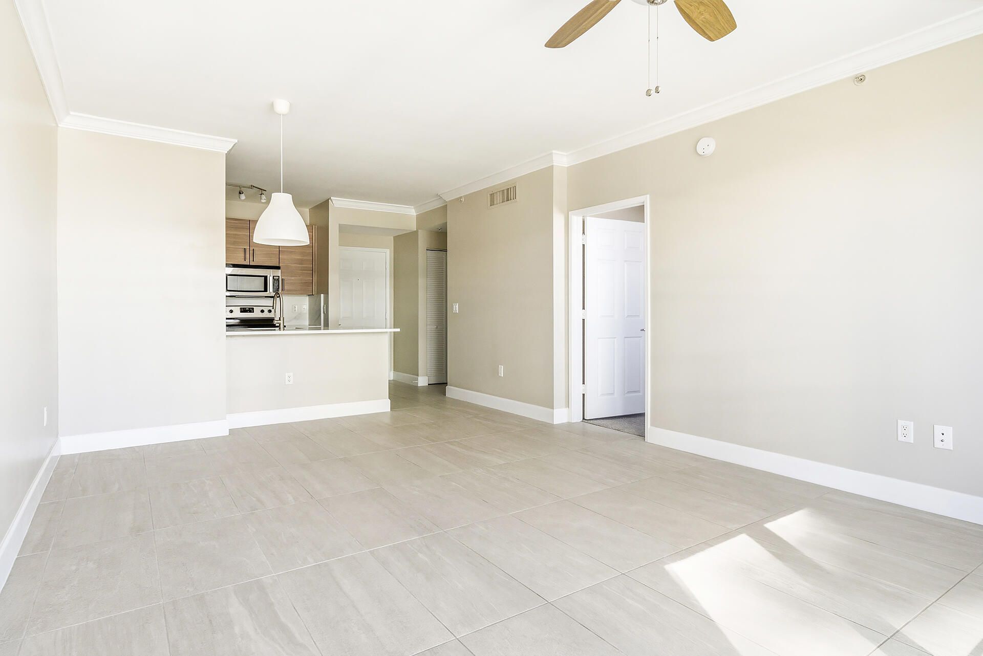 630 S Sapodilla Avenue, Unit 533, West Palm Beach, FL 33401 Photo