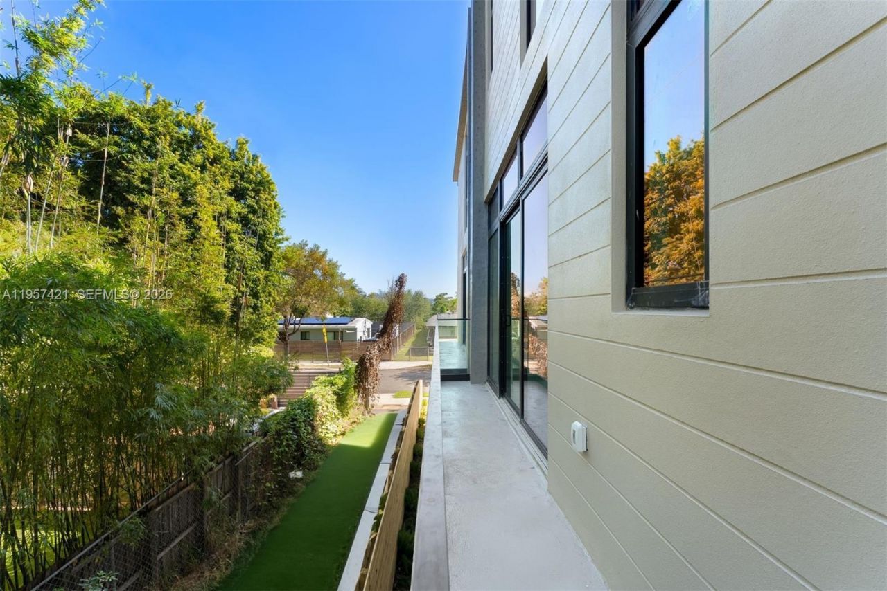 2501 SW 27 St, Unit 2, Miami, FL 33133 Photo