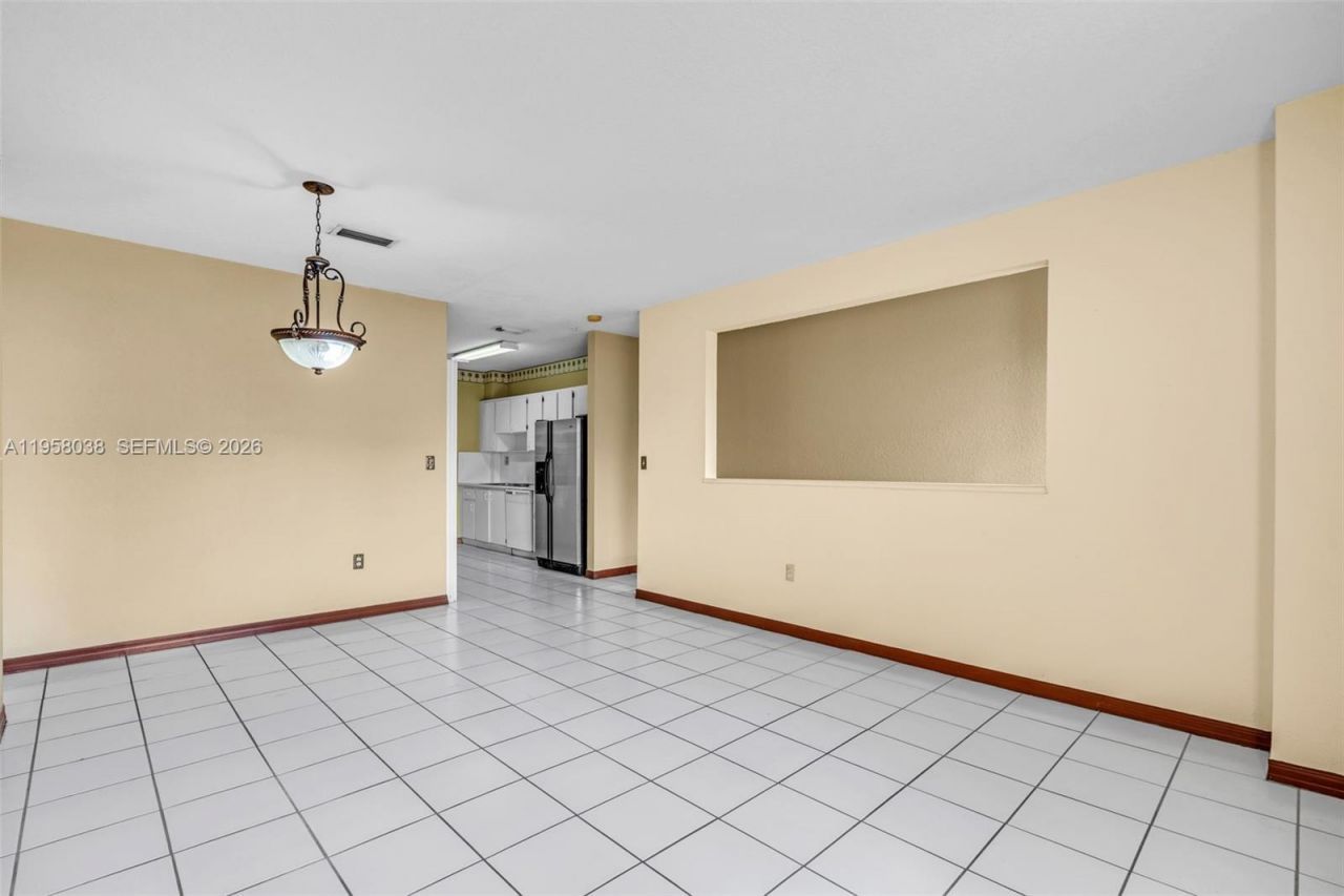 10285 NW 80th Ct, Unit 207, Hialeah Gardens, FL 33016 Photo