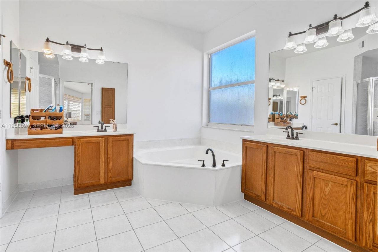 2023 NW 141st Ave, Pembroke Pines, FL 33028 Photo