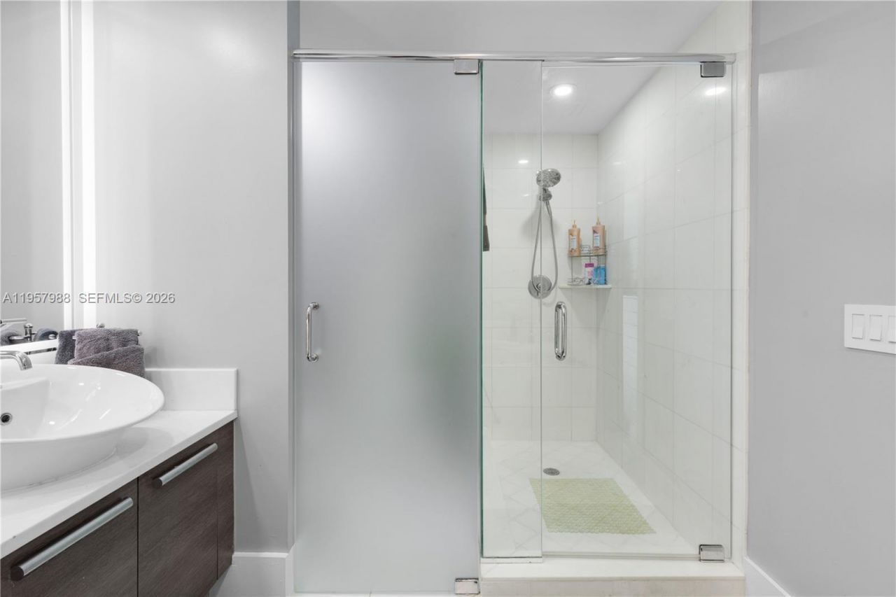 2950 NE 188th St, Unit 122, Aventura, FL 33180 Photo