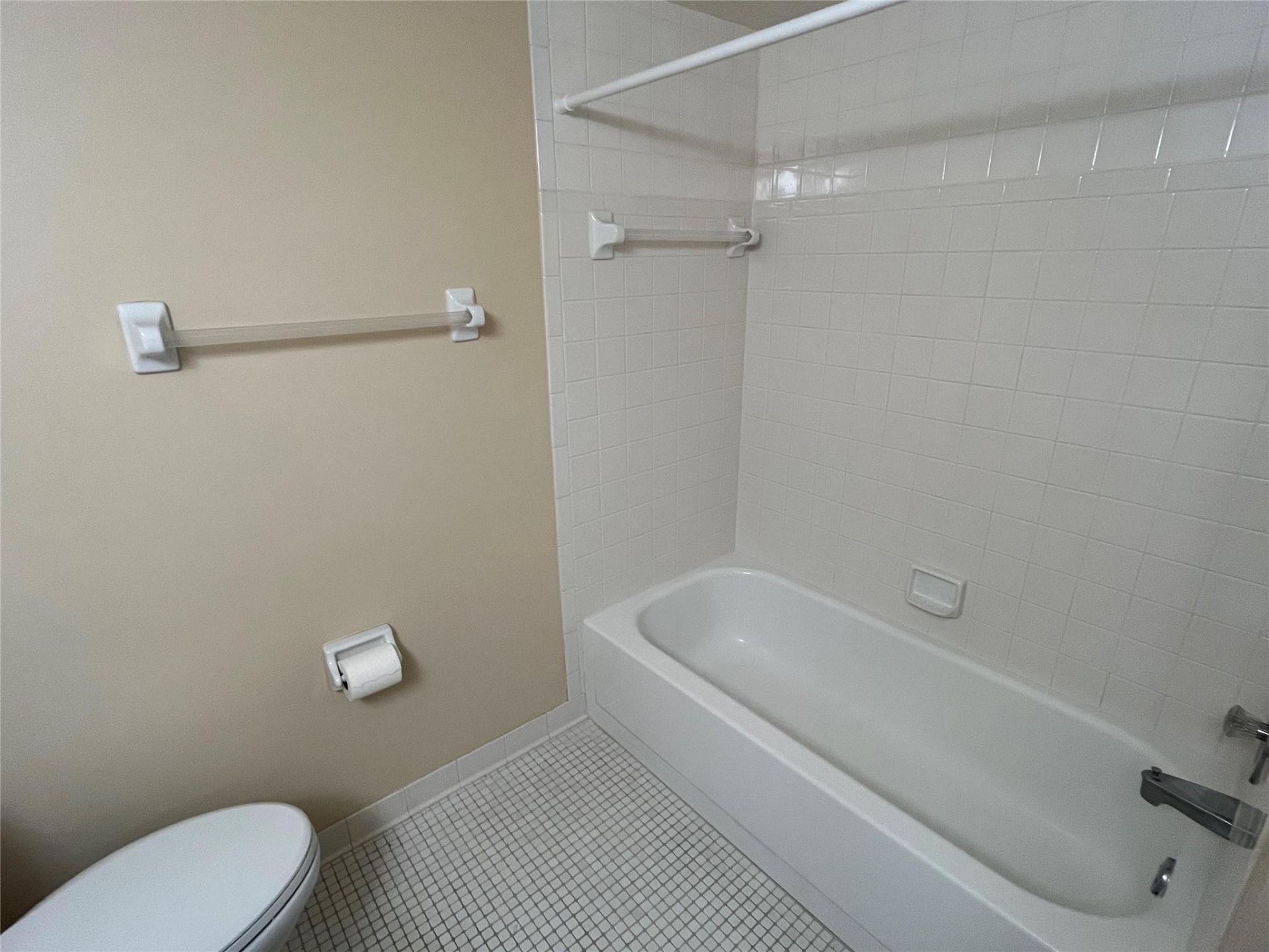 407 Gardens Drive, Unit 203, Pompano Beach, FL 33069 Photo