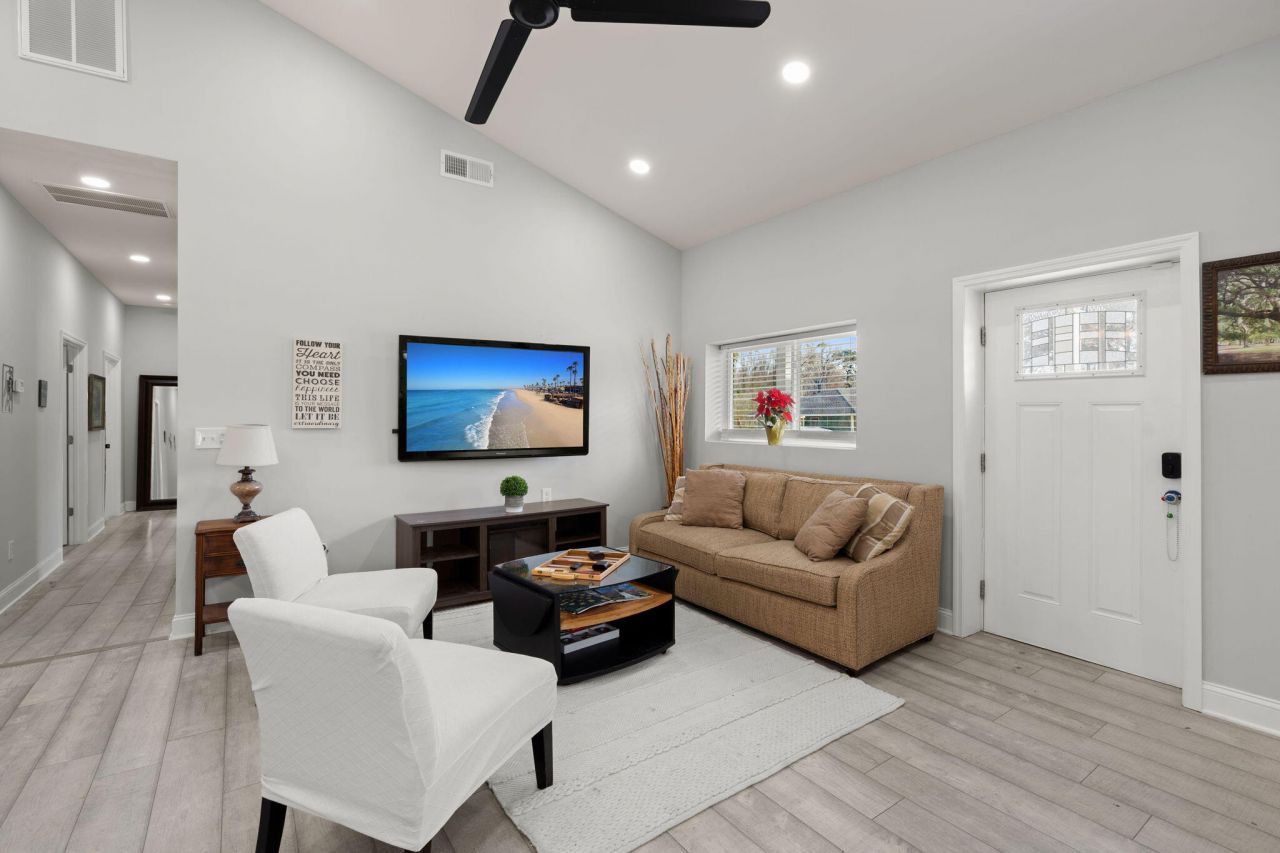 501 Wall Street Photo 7