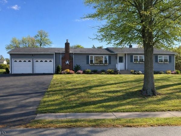 11 Juniper Dr, Readington, NJ 08889