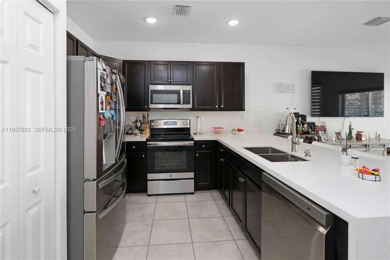 10628 W 33rd Way, Hialeah, FL 33018 Photo