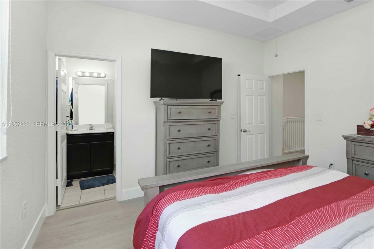 10628 W 33rd Way, Hialeah, FL 33018 Photo