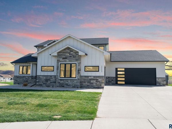 2002 S Meadowview Cir, Sioux Falls, SD 57110