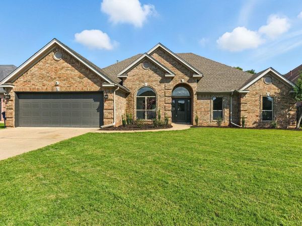 305 Maranes Circle, Maumelle, AR 72113