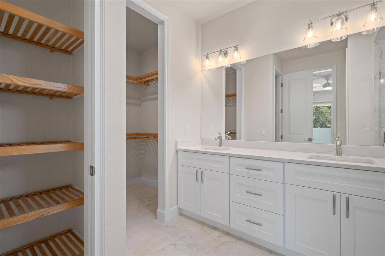 199 E Live Oak Street, Tarpon Springs, FL 34689 Photo