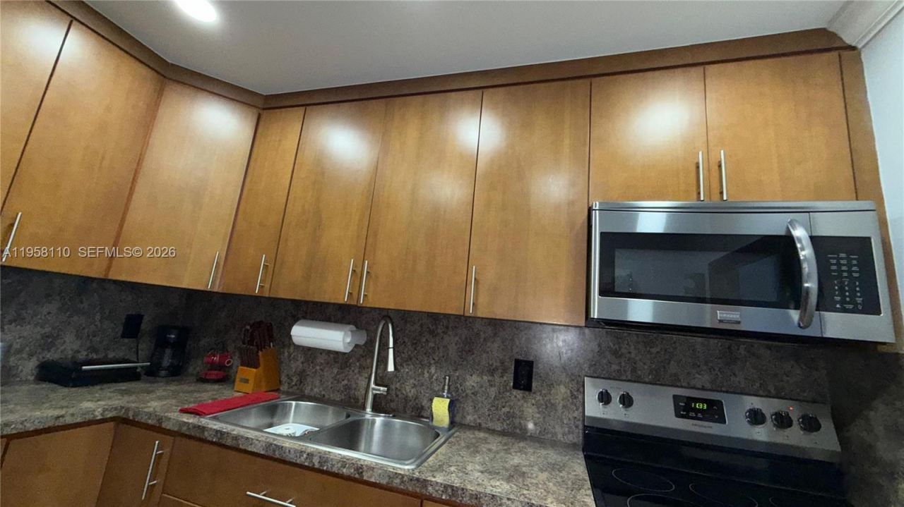 1075 W 68th St , Unit 403, Hialeah, FL 33014 Photo