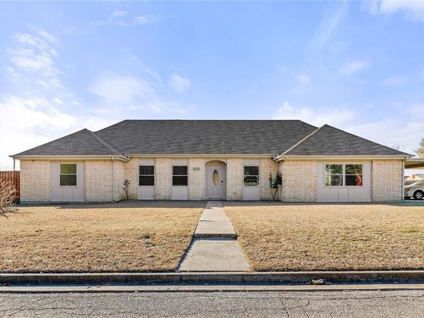 1000 La Villeta Street , Mexia, TX 76667