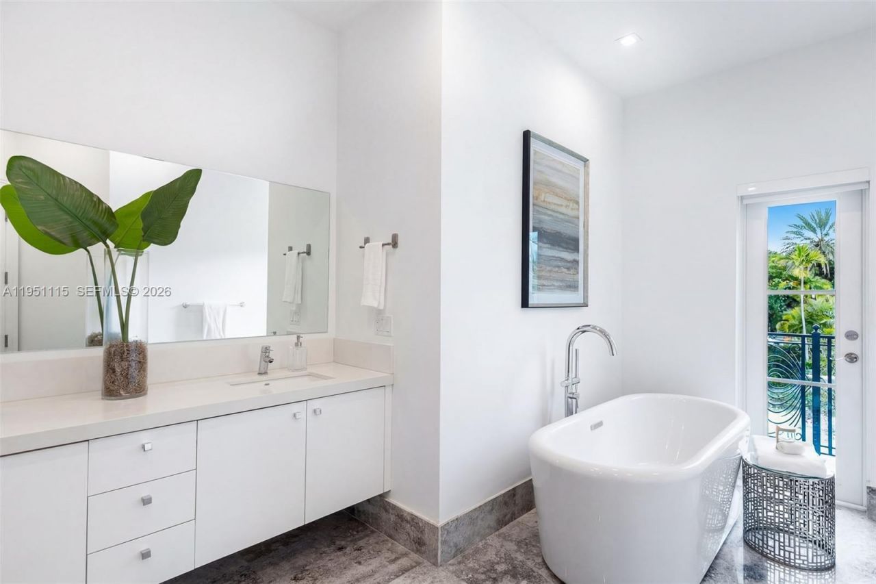 315 Santander Ave, Unit 317, Coral Gables, FL 33134 Photo