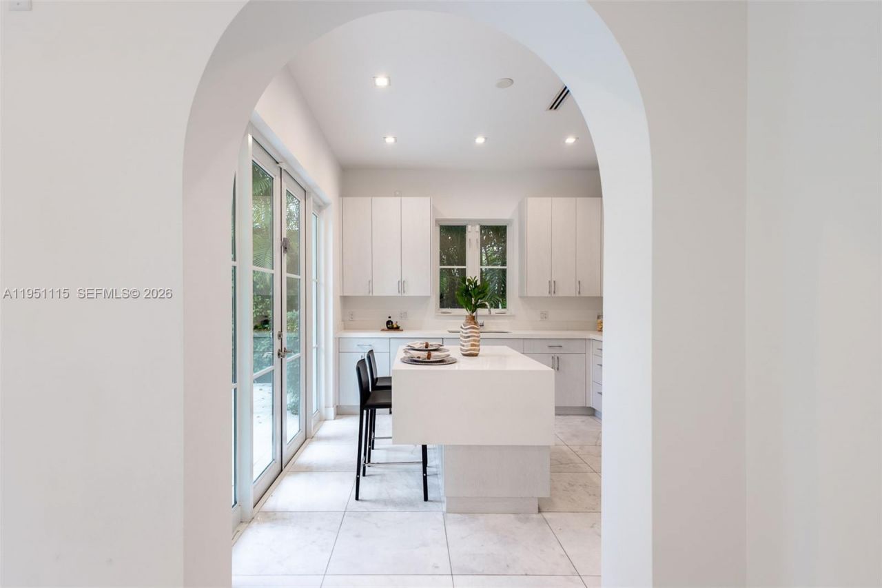 315 Santander Ave, Unit 317, Coral Gables, FL 33134 Photo