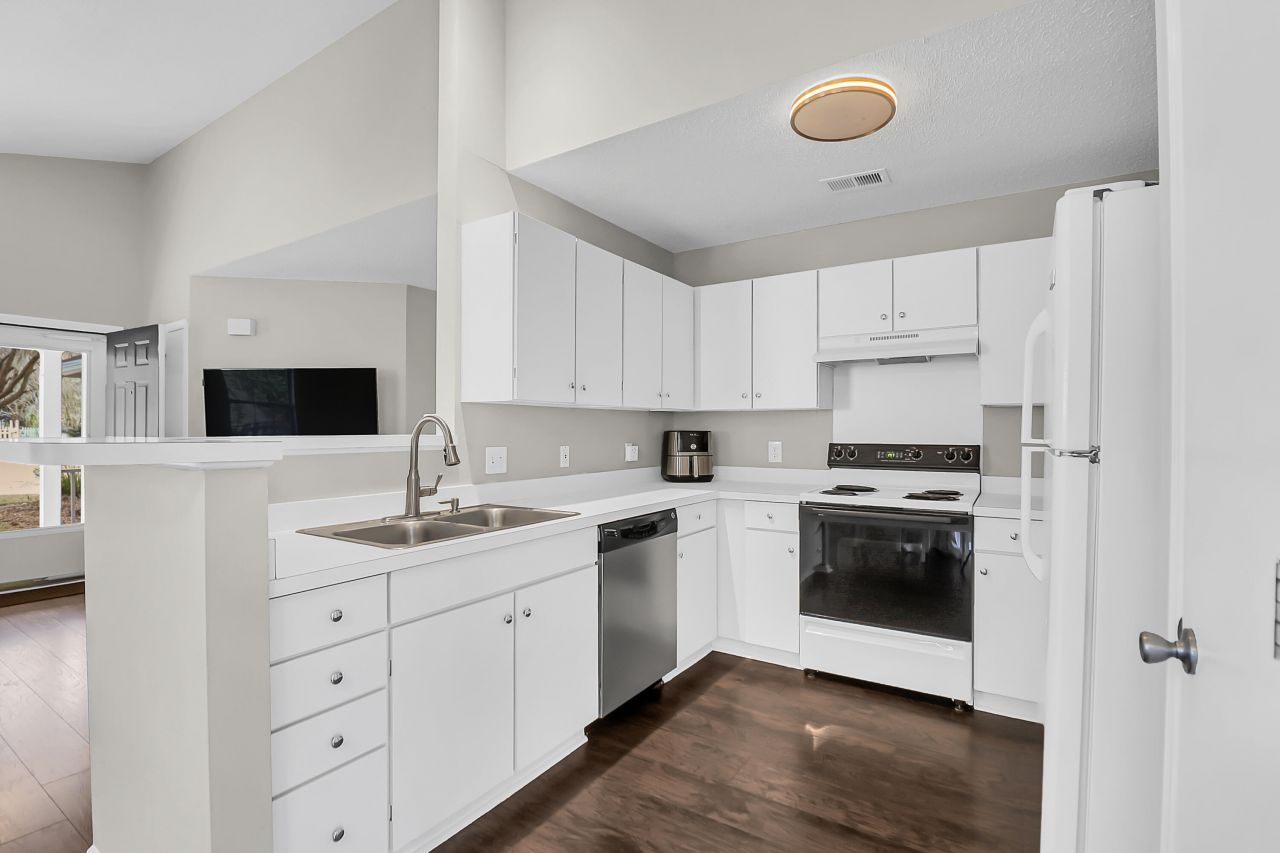 222 Lytham Court Photo 10