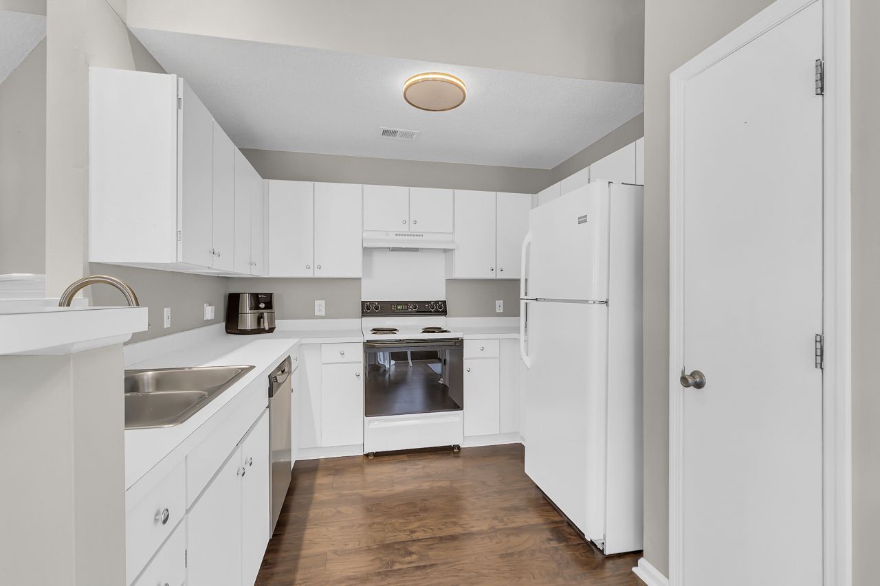 222 Lytham Court Photo 11